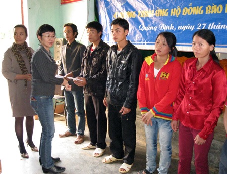 Báo Dân trí và Ford Việt Nam hỗ trợ dựng 12 nhà bị lũ cuốn - 1