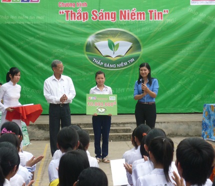 Học bổng Trần Đại Nghĩa tiếp sức cho 2 học sinh nghèo học giỏi - 1