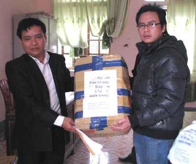 Bạn đọc báo Dân trí đồng hành cùng bà con vùng lũ - 2