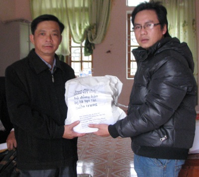 Bạn đọc báo Dân trí đồng hành cùng bà con vùng lũ - 3