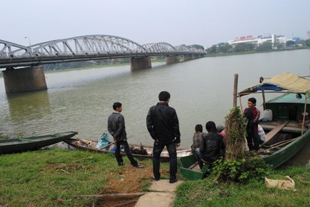 Thợ lặn vô vọng tìm kiếm một thanh niên nhảy cầu tự tử - 1