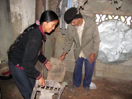 Báo Dân trí cùng chính quyền địa phương giúp người cha nuôi con tâm thần xây nhà - 2 Báo Dân trí cùng chính quyền địa phương giúp người cha nuôi con tâm thần xây nhà - 2