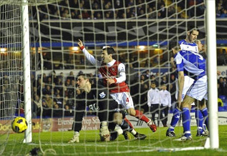 Đè bẹp Birmingham, Arsenal thách thức MU - 2