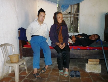 Cụ bà 76 tuổi nuôi chồng liệt, con điên - 1