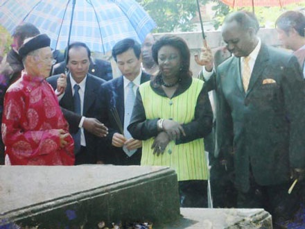 Một đời hương khói ba vua  - 2