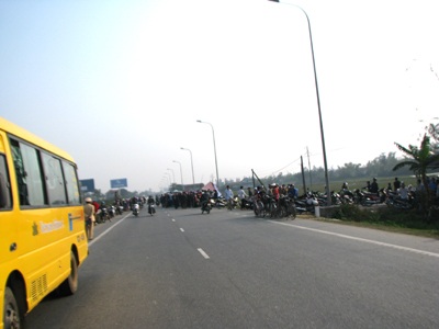 Hai người đi ăn giỗ bị ô tô cán chết - 2