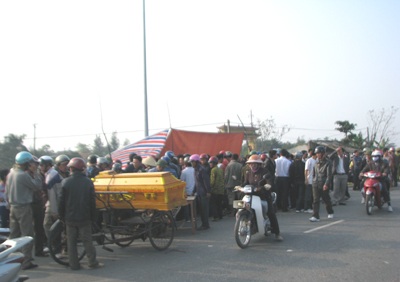 Hai người đi ăn giỗ bị ô tô cán chết - 1