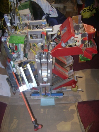 Cậu học trò nông thôn làm robot phun thuốc trừ sâu - 2