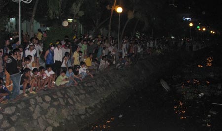 Tắc đường vì cô gái nhảy sông tự tử - 1