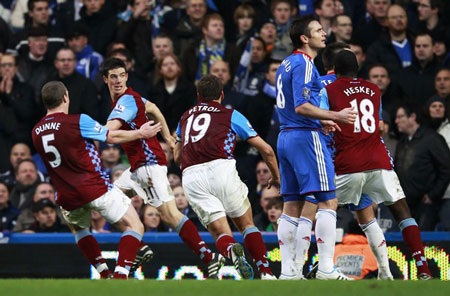 Chelsea để tuột chiến thắng sau màn “đuổi-bắt” kịch tính - 1