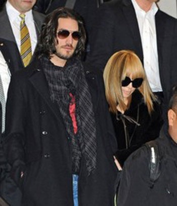 Diva Nhật Bản Ayumi Hamasaki lấy chồng “tây” - 5