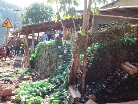 Dùng vỏ chai bia làm bờ rào - 7