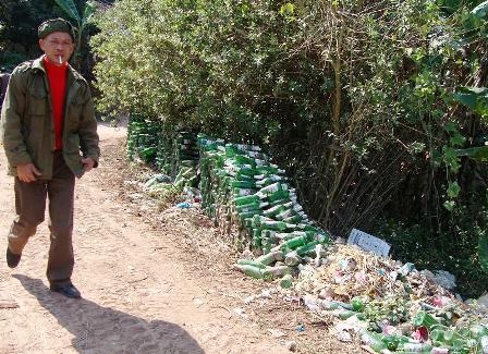 Dùng vỏ chai bia làm bờ rào - 3