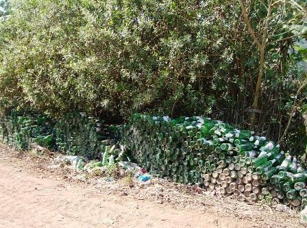 Dùng vỏ chai bia làm bờ rào - 2