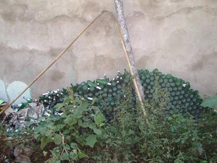 Dùng vỏ chai bia làm bờ rào - 10