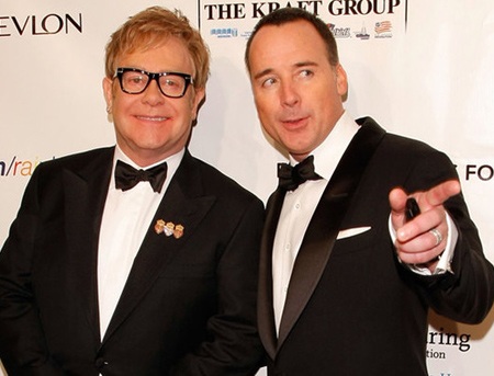 Elton John mua sắm mạnh tay cho con trai mới sinh - 2