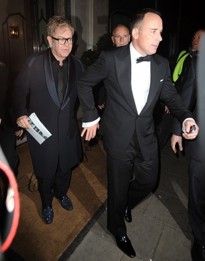 Elton John mua sắm mạnh tay cho con trai mới sinh - 1