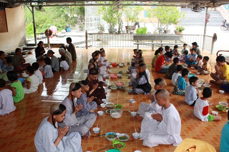 Ngôi chùa chắp cánh cho những ước mơ còn dang dở - 3 Ngôi chùa chắp cánh cho những ước mơ còn dang dở - 3