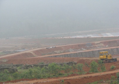 Lượng rác khổng lồ "tấn công" thành phố - 2