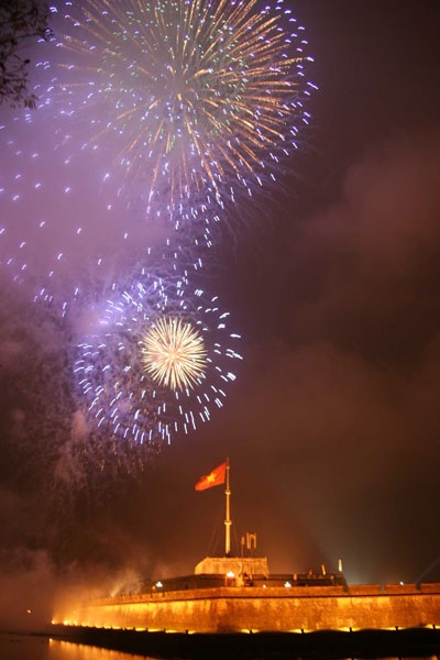 Bắn pháo hoa mừng năm mới tại huyện miền núi  - 1