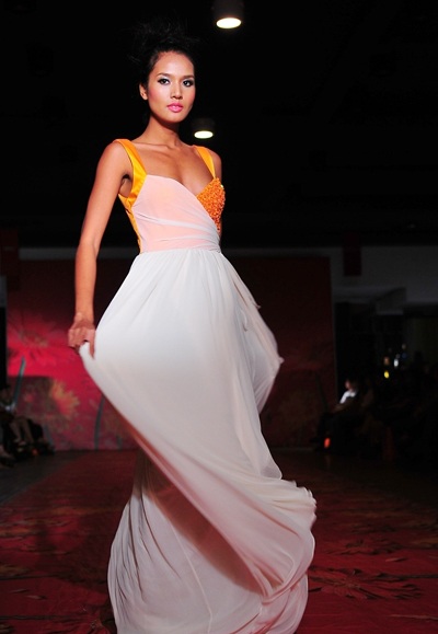 Hoa hậu Thùy Dung khoe sắc cùng các vedette hàng đầu - 11