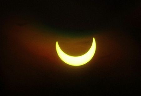 Thế giới thích thú ngắm nhật thực đầu tiên trong năm 2011 - 12