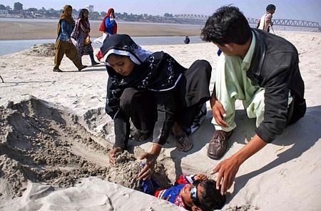 Thế giới thích thú ngắm nhật thực đầu tiên trong năm 2011 - 20