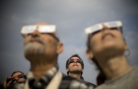 Thế giới thích thú ngắm nhật thực đầu tiên trong năm 2011 - 19