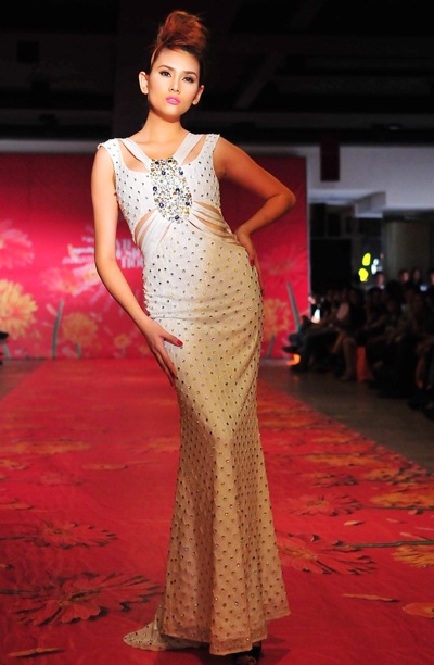 Hoa hậu Thùy Dung khoe sắc cùng các vedette hàng đầu - 3