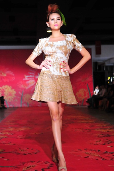 Hoa hậu Thùy Dung khoe sắc cùng các vedette hàng đầu - 1