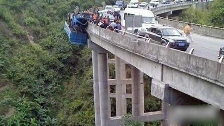 Thoát chết thần kỳ khi xe tải “vắt vẻo” trên thành cầu - 1 Thoát chết thần kỳ khi xe tải “vắt vẻo” trên thành cầu - 1
