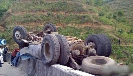 Thoát chết thần kỳ khi xe tải “vắt vẻo” trên thành cầu - 2 Thoát chết thần kỳ khi xe tải “vắt vẻo” trên thành cầu - 2