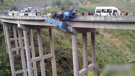 Thoát chết thần kỳ khi xe tải “vắt vẻo” trên thành cầu - 3 Thoát chết thần kỳ khi xe tải “vắt vẻo” trên thành cầu - 3