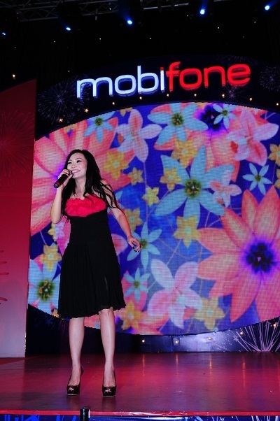 Tưng bừng đêm nhạc “Bắt sóng cảm xúc cùng MobiFone” - 4