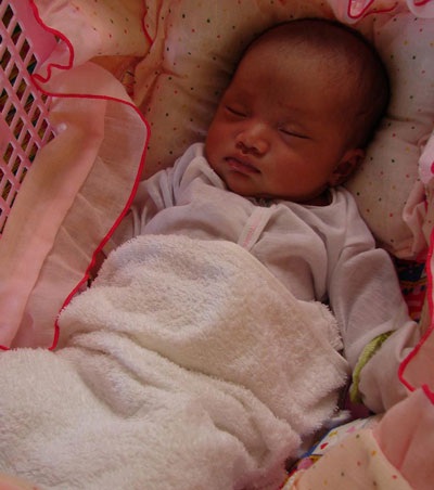 Bé gái sơ sinh bị bỏ rơi ở lùm cây ven đường  - 2