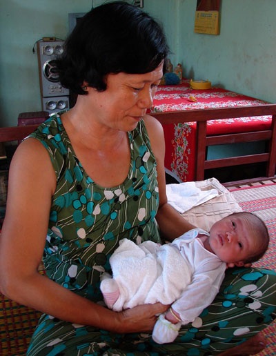 Bé gái sơ sinh bị bỏ rơi ở lùm cây ven đường  - 1