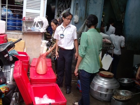 Đình chỉ sáu bếp ăn tập thể “bẩn” - 1