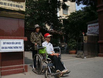 Mùa đông ấm áp đến với chàng sinh viên bị bại liệt - 2