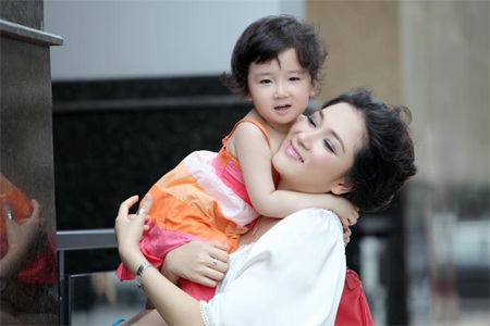 HH Nguyễn Thị Huyền và con gái xinh tươi xuống phố - 10 HH Nguyễn Thị Huyền và con gái xinh tươi xuống phố - 10