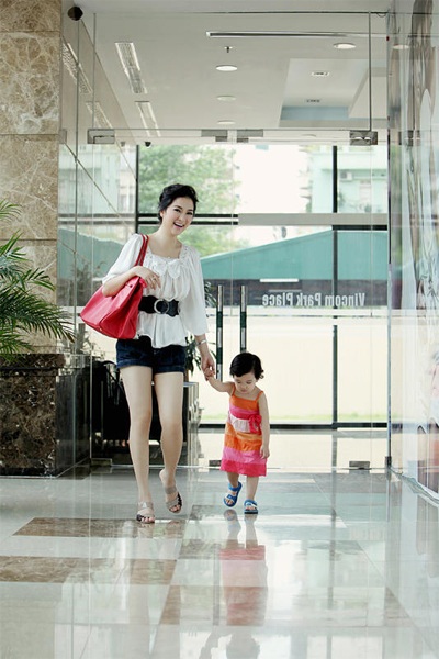 HH Nguyễn Thị Huyền và con gái xinh tươi xuống phố - 1 HH Nguyễn Thị Huyền và con gái xinh tươi xuống phố - 1