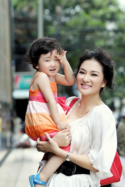 HH Nguyễn Thị Huyền và con gái xinh tươi xuống phố - 7 HH Nguyễn Thị Huyền và con gái xinh tươi xuống phố - 7