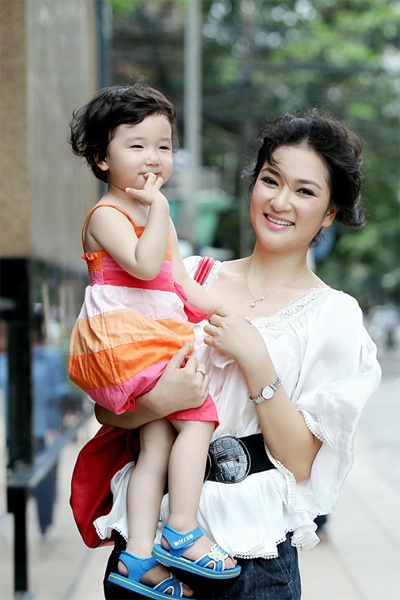 HH Nguyễn Thị Huyền và con gái xinh tươi xuống phố - 6 HH Nguyễn Thị Huyền và con gái xinh tươi xuống phố - 6