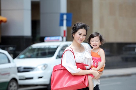 HH Nguyễn Thị Huyền và con gái xinh tươi xuống phố - 4 HH Nguyễn Thị Huyền và con gái xinh tươi xuống phố - 4