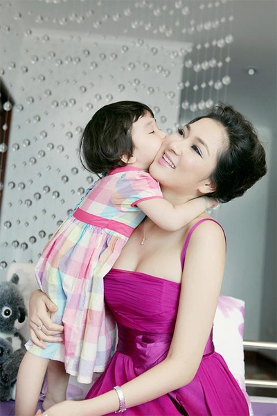 Nguyễn Thị Huyền ủng hộ con gái tham gia cuộc thi sắc đẹp - 1 Nguyễn Thị Huyền ủng hộ con gái tham gia cuộc thi sắc đẹp - 1