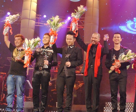 Ngắm lại “Sao mai” trong trang phục của Chung Thanh Phong  - 10