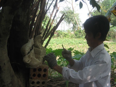 Chàng trai tật nguyền và những bức tượng đá - 2