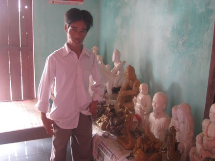 Chàng trai tật nguyền và những bức tượng đá - 1