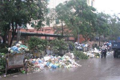 Vụ TP Vinh khốn đốn vì rác: Hàng trăm người lập chốt chặn xe rác - 3