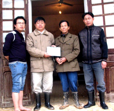 Ông Phạm Văn Hóa nhận quà bạn đọc đầu năm  - 1