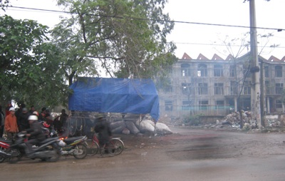 Vụ TP Vinh khốn đốn vì rác: Hàng trăm người lập chốt chặn xe rác - 4